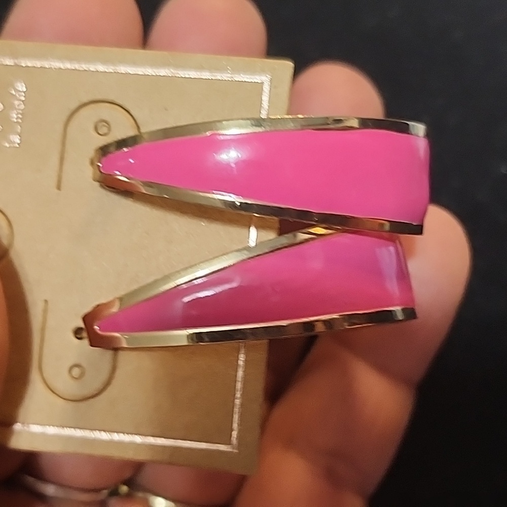 VANTAGE HOT PINK WITH GOLD-TONE EARRINGS